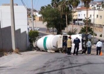 SE VUELCA REVOLVEDORA EN EL BACHOCO.