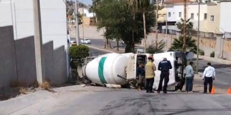 SE VUELCA REVOLVEDORA EN EL BACHOCO.
