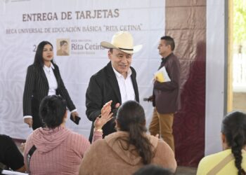 Gobernador Durazo entrega a más de 760 estudiantes de secundaria Beca Universal Rita Cetina