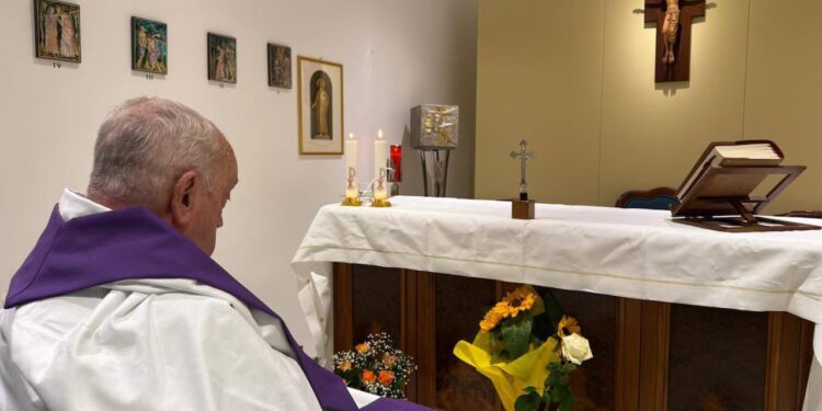 Vaticano difunde la primera foto del papa Francisco desde su hospitalización