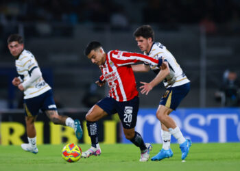 Pumas, en crisis; cae ante Chivas y deposita su fe en Efraín Juárez