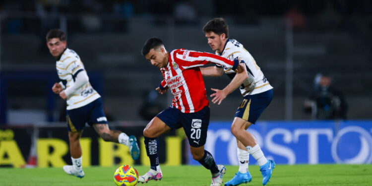 Pumas, en crisis; cae ante Chivas y deposita su fe en Efraín Juárez
