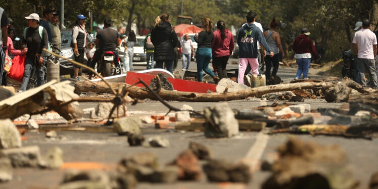 Se enfrentan policías y habitantes en el Ajusco