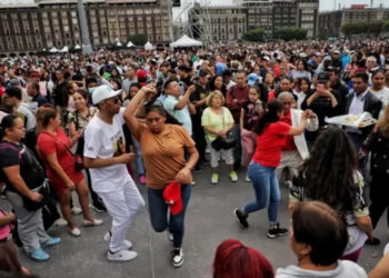 Baile sonidero congrega a miles en el Zócalo capitalino