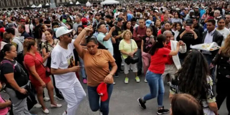 Baile sonidero congrega a miles en el Zócalo capitalino