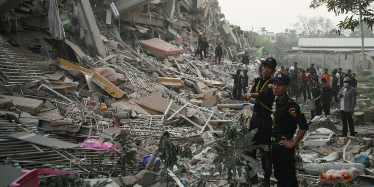 Asciende a mil 700 muertos tras terremoto en Myanmar