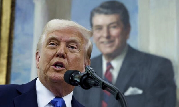 Lanza Trump el mayor ataque en la historia a sindicatos del sector público