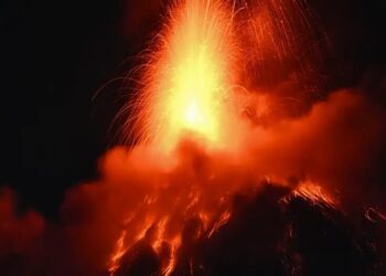 Por alerta de erupción de volcán evacuan a personas en Guatemala