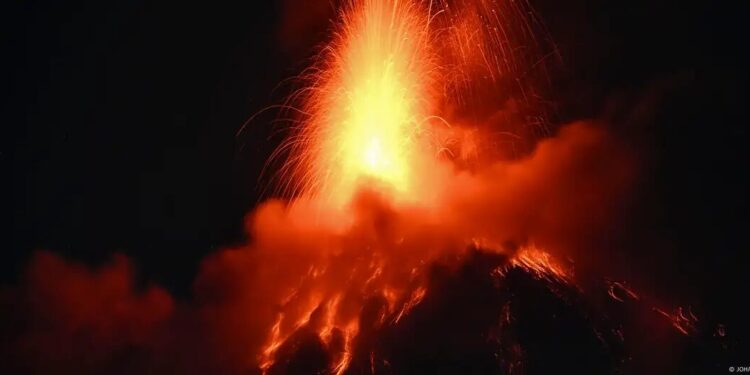 Por alerta de erupción de volcán evacuan a personas en Guatemala