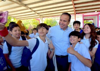 Llevan Toño Astiazarán y Patty Ruibal programa Advertencia contra las adicciones a jóvenes de la secundaria No. 8