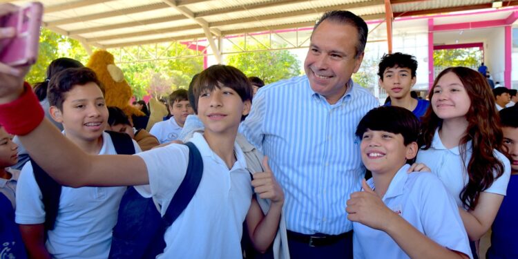 Llevan Toño Astiazarán y Patty Ruibal programa Advertencia contra las adicciones a jóvenes de la secundaria No. 8