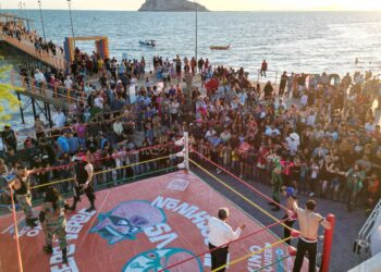 Se realiza con gran afluencia lucha libre del Cochinón vs el Patrullero Verde en Bahía de Kino
