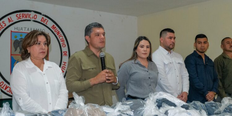 Entrega alcalde ‘Beto’ Vázquez uniforme a trabajadores sindicalizados