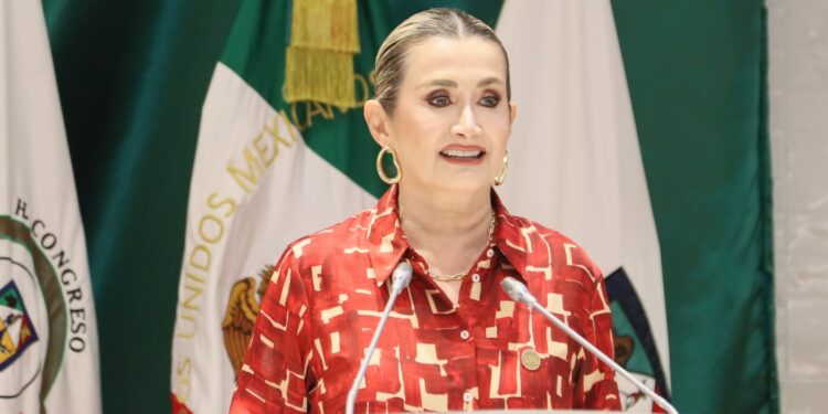 Plantea diputada Ely Sallard instalar desfibriladores en espacios de alta afluencia.