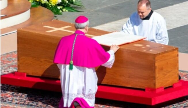 El cardenal Giovanni Battista Re preside la misa fúnebre del papa Francisco