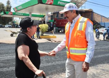 Javier Lamarque supervisa avances en la pavimentación de la calle 300 en Cajeme