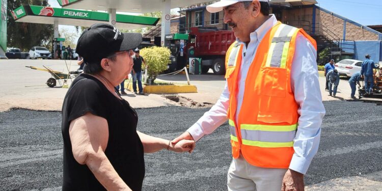 Javier Lamarque supervisa avances en la pavimentación de la calle 300 en Cajeme