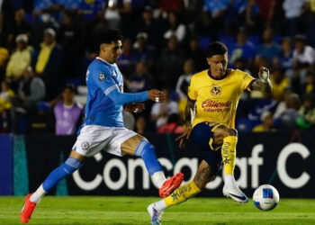 Más fiebre que futbol; Cruz Azul y América dejan la serie abierta en ‘Concachampions’