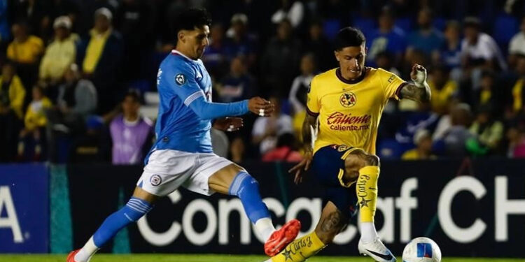 Más fiebre que futbol; Cruz Azul y América dejan la serie abierta en ‘Concachampions’