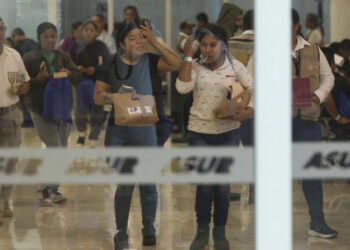Caen deportaciones de mexicanos y cruces fronterizos hacia EU