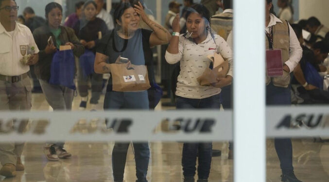 Caen deportaciones de mexicanos y cruces fronterizos hacia EU