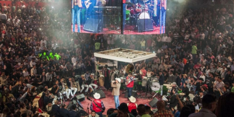Causan destrozos en palenque de Texcoco durante concierto de Luis R Conriquez