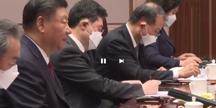 China contrataca e impone aranceles a EU; bolsas, en picada