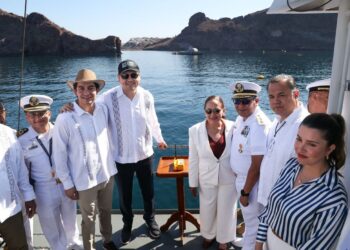 Consolida Gobernador Durazo a San Carlos como destino mundial de buceo con nuevo arrecife artificial