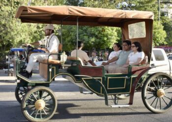 Disfrutan hermosillenses y visitantes recorridos en Trolebús en Semana Santa