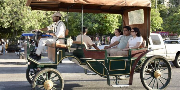Disfrutan hermosillenses y visitantes recorridos en Trolebús en Semana Santa
