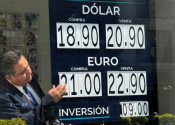 Temores por recesión global pegan al peso; cotiza a 20.44 por dólar
