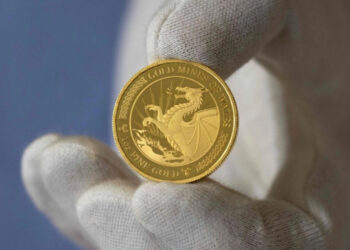 Oro bate récord sobre 3 mil 300 dólares impulsado por tensión comercial