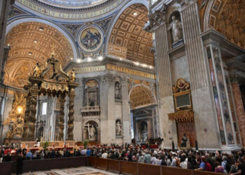 Marea de fieles despide al papa Francisco en la basílica de San Pedro
