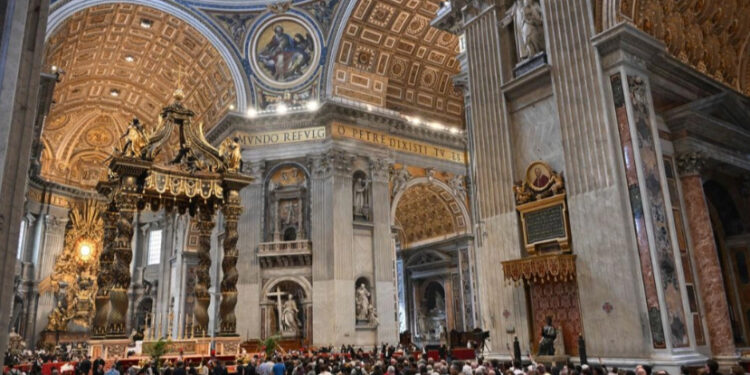 Marea de fieles despide al papa Francisco en la basílica de San Pedro