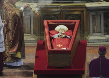 Miles acuden al Vaticano al inicio del velorio del papa Francisco