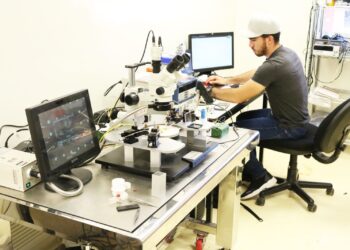 Gobernador Durazo fortalece especialización de jóvenes universitarios en semiconductores con infraestructura de alta tecnología