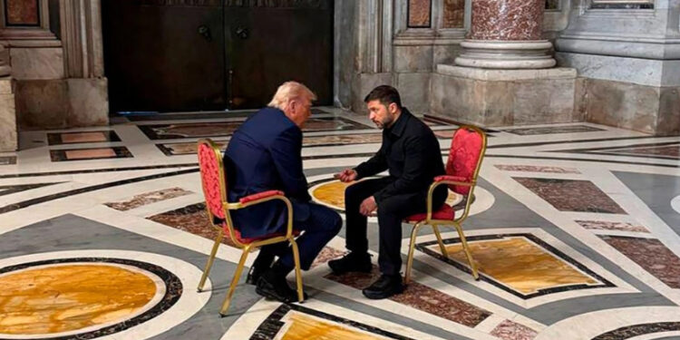 Trump y Zelensky se reúnen previo al funeral del Papa; abordan poner fin a la guerra entre Rusia y Ucrania