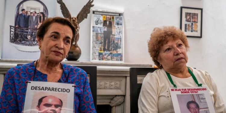 Cobijarse entre sí da fuerzas a buscadores para no dejar en su lucha