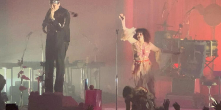 Ofrece Arcade Fire una velada fresca en el Teatro Metropólitan