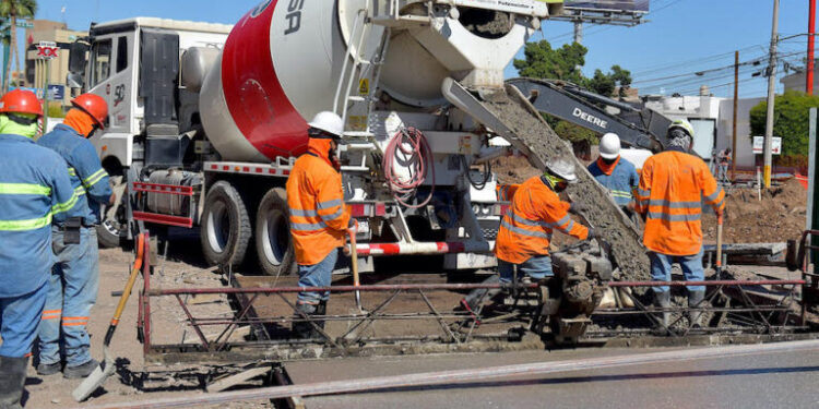 Avanza pavimentación de concreto en bulevar Colosio, como parte de la obra paso a desnivel