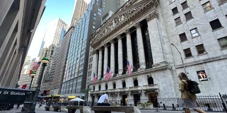 Pega caída de bolsas a los ahorros de dos de cada tres hogares estadunidenses