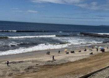 Playas de Baja California se ven vacías tras alerta de la Cofepris