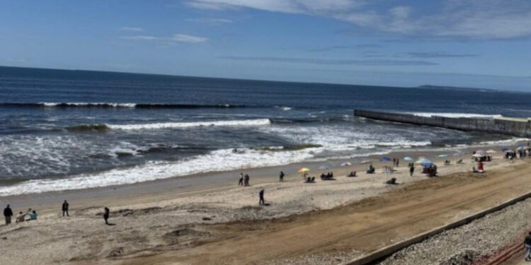 Playas de Baja California se ven vacías tras alerta de la Cofepris