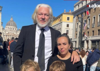 Julian Assange asiste al funeral del Papa Francisco para agradecer su apoyo