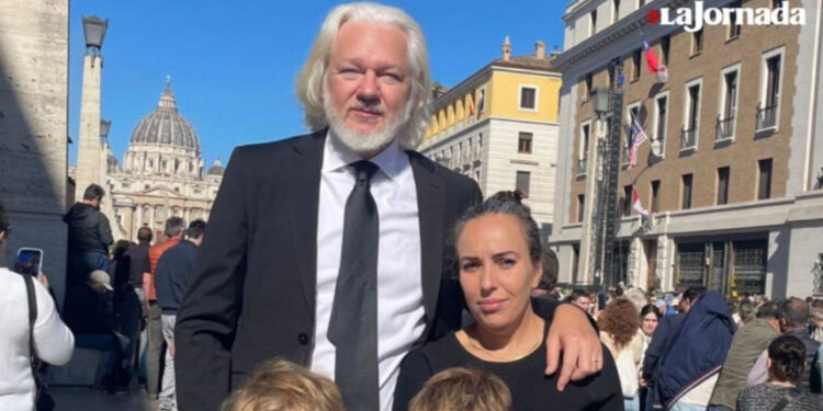 Julian Assange asiste al funeral del Papa Francisco para agradecer su apoyo
