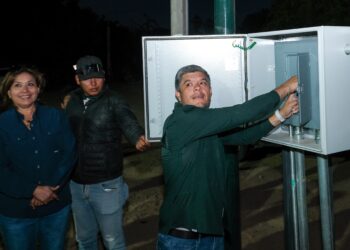 Alcalde ‘Beto’ Vázquez entrega luminarias en canchas de usos múltiples de Navobaxia y Los Conejos