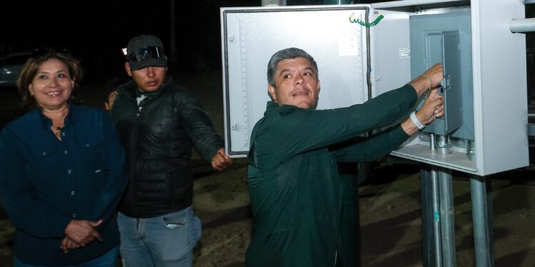 Alcalde ‘Beto’ Vázquez entrega luminarias en canchas de usos múltiples de Navobaxia y Los Conejos