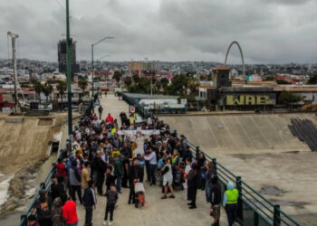 Comunidad migrante realiza viacrucis simbólico en Tijuana