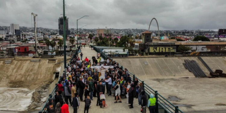 Comunidad migrante realiza viacrucis simbólico en Tijuana