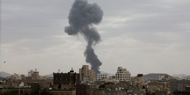 Israel bombardea aeropuerto internacional de Yemen esta mañana
